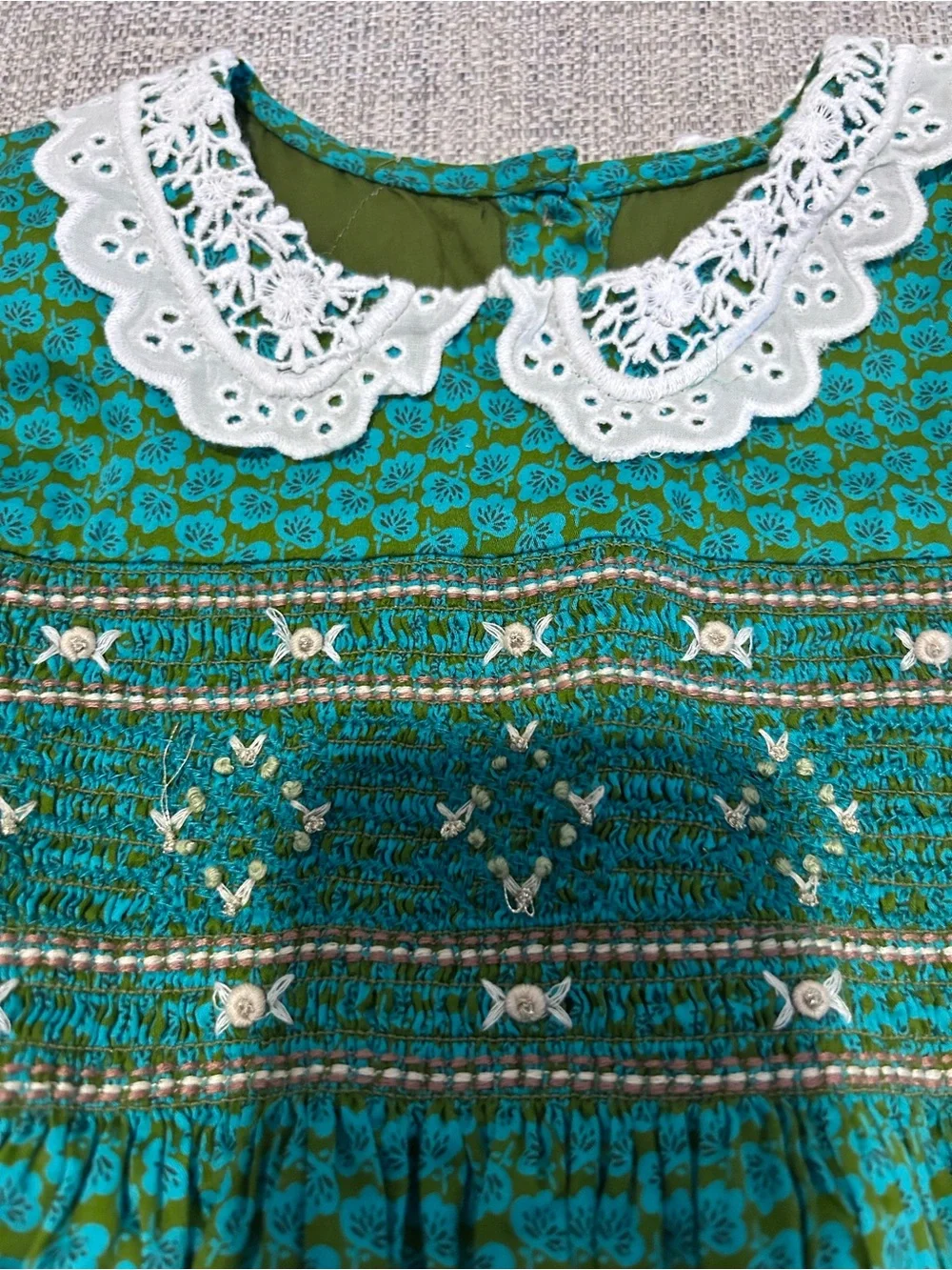 Next Green Smocked Embroidered Long-Sleeve Dress White Lace Collar. Size 4/5